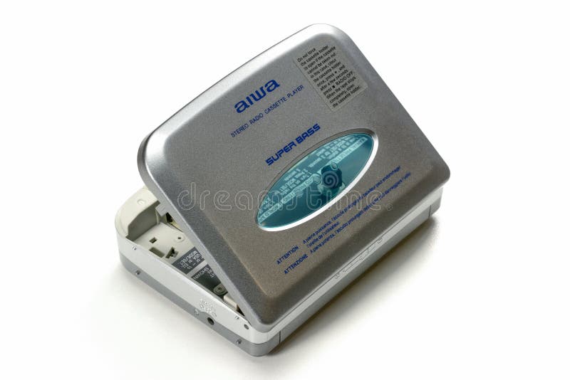 圣彼德堡,俄罗斯- 2018年11月21日-有开放盒盖的葡萄酒AIWA便携式的录音磁带紧凑卡式磁带播放机,灰色 免版税库存照片 圣彼德堡,俄罗斯- 2018年11月21日-有开放盒盖的葡萄酒AIWA便携式的录音磁带紧凑卡式磁带播放机,灰色 免版税库存照片